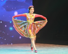 新疆选手娜迪热阿布都沙拉木舞蹈才艺展示瞬间