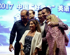 现场评委集体与选手们互动