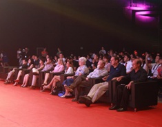 总决赛现场 台下认真观看着选手比赛的评委们