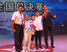 赛后，各赛区领队争相与选手们合影留念