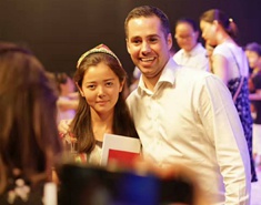 新疆选手与评委Michael Wasilenko合影