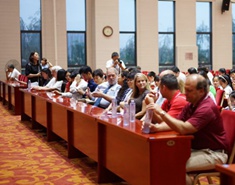 决赛现场评委们落座就绪 进行简单的交流