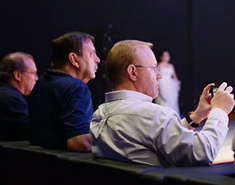 评委拍照记录台上选手精彩的表演