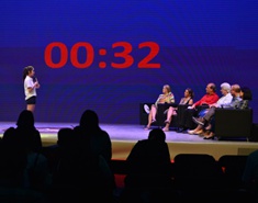 成柳真与美国蓝带高中的招生官们对答如流，得到了满意学校offer