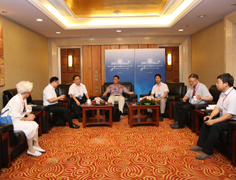 参会嘉宾亲切交谈