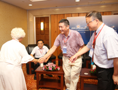 参会嘉宾们亲切交谈