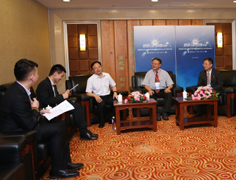 参会嘉宾与媒体记者深入探讨