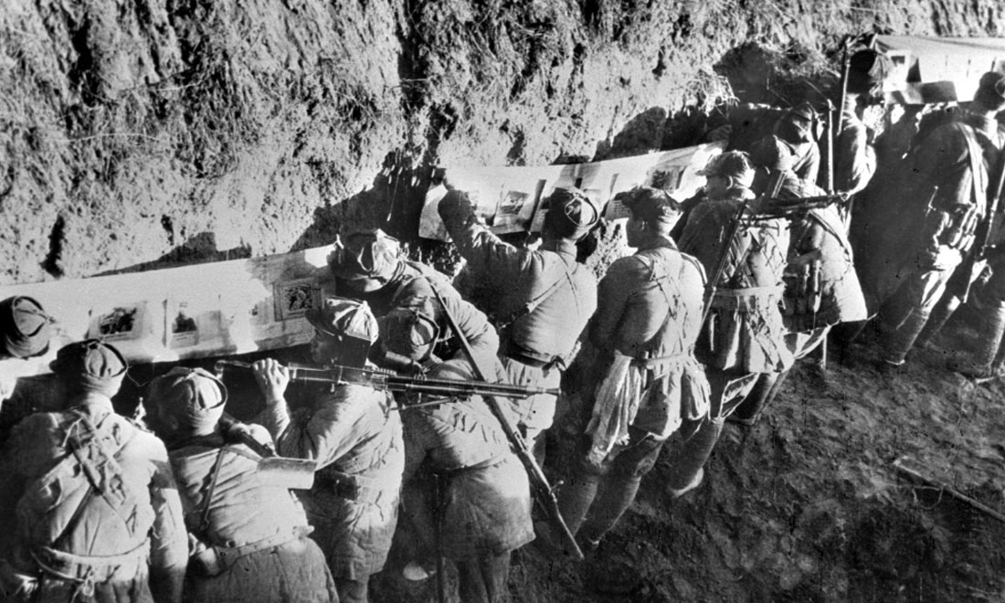 1948年冬，淮海战役期间，双堆集前沿阵地举办的战地影展，深受解放军战士欢迎。新华社稿  袁克忠摄