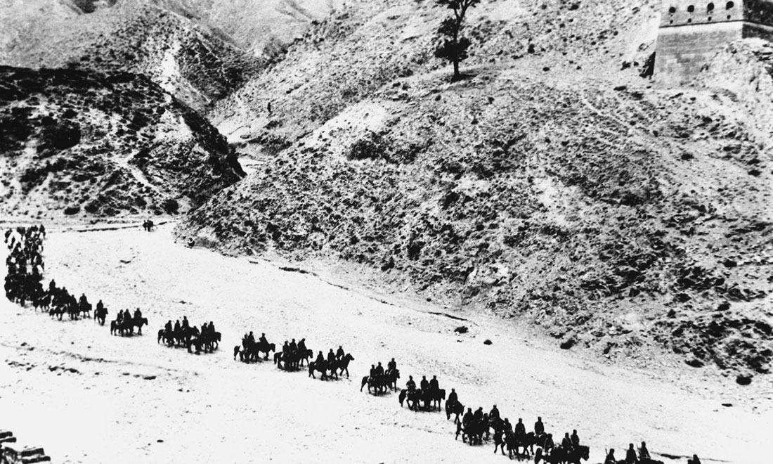 1937年11月太原失守后，八路军向华北敌后挺进，分兵发动群众，开展敌后游击战争，创建敌后根据地。新华社稿　沙飞摄