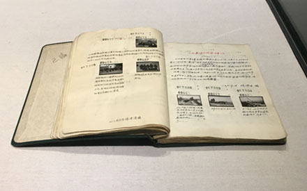 【大绿本】新闻摄影局（1949-1952）时期使用的照片档案册。1952年，新闻摄影局并入新华社后，所有发稿照片和资料照片、《东北画报》的全部资料照片，连同底片一起交给新华社。