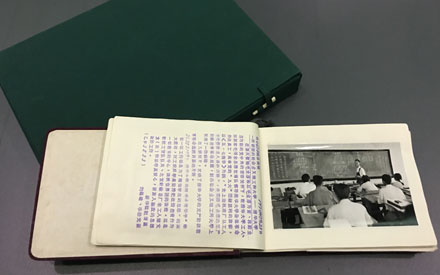 【小红本】中国照片档案馆从五十年代到九十年代使用的照片档案册，每本里有数十张照片。内页正面贴着照片或小样，背面是完整的图片说明及底片号，便于查询。