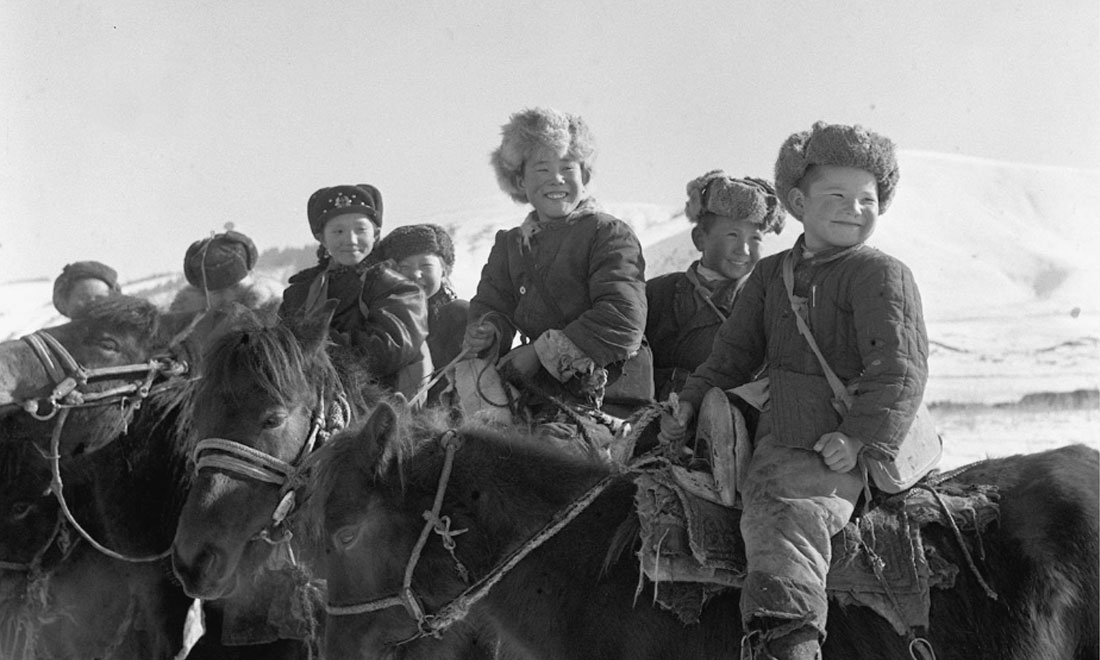 1964年春，新疆伊犁哈萨克自治州昭苏县的哈萨克族小学生们。新华社记者武纯展摄