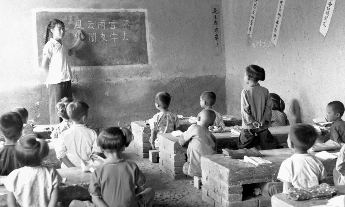 1964年夏，河北省坝县煎茶铺公社西煎大队，一所耕读小学的学生们在上课。新华社记者梁一丁摄