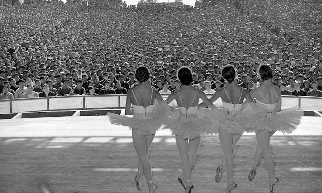 1957年10月，苏联国立新西伯利亚歌剧芭蕾舞剧院为北京石景山钢铁厂工人演出。新华社记者郑震孙摄