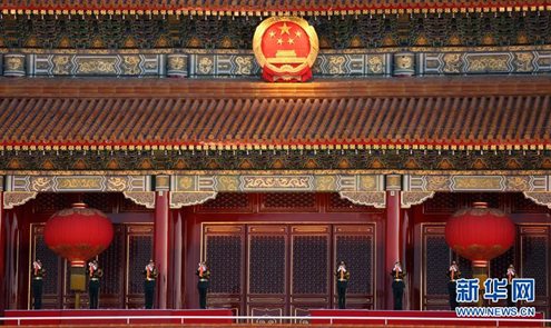 礼号手在天安门城楼吹响升旗号角