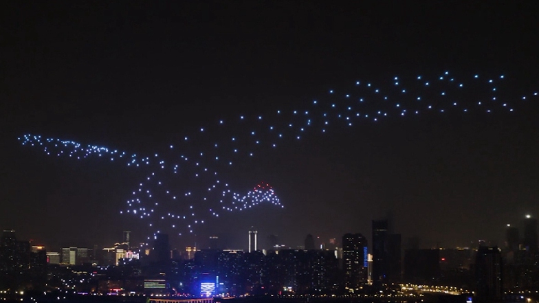 2019武汉荷花节400架无人机闪亮夜空