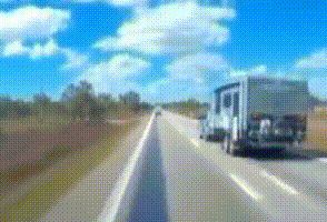 澳大利亚：汽车拖着露营车疾驰 双双翻车