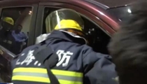 上海青浦：父亲不慎将孩子反锁车内 消防及时救援