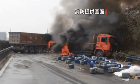 安徽宣城：危化品車遭追尾起火 消防救援除隱患