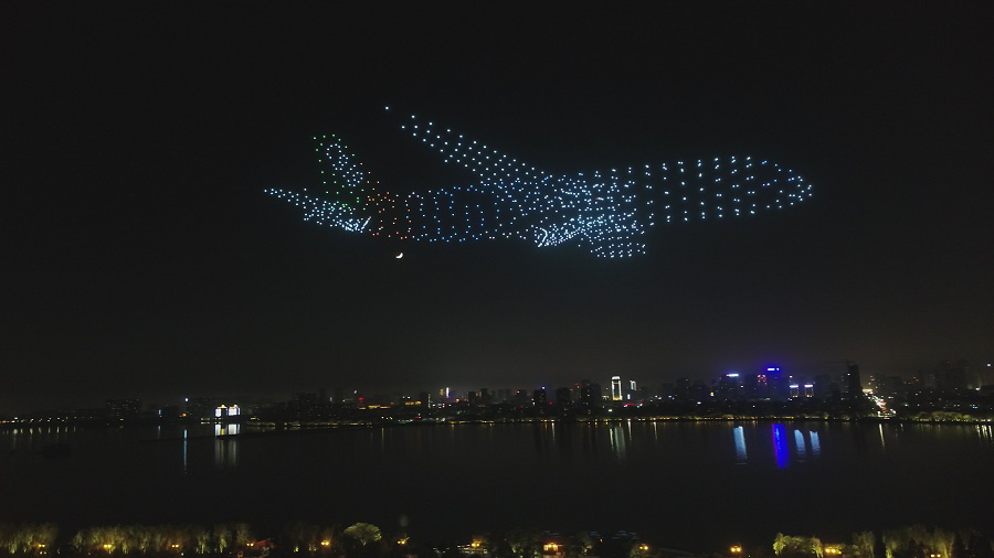 震撼！800架無人機在南昌上演酷炫燈光秀迎接飛行大會
