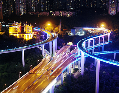 重庆网红景点大变脸：螺旋立交桥犹如夜间“环形彩虹”