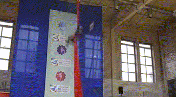 意外！器械断裂 俄体操运动员8米高空坠落