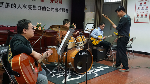 追梦中国人|侯孝辉：左手方向盘，右手麦克风