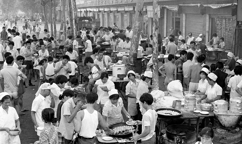 湖北武汉在早点摊铺就餐的群众（20世纪80年代 新华社记者花皑摄）
