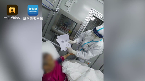 病区有5位聋哑人,护士自学手语交流