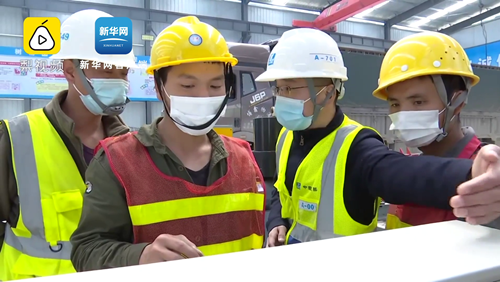 武汉小伙回乡支援雷神山，完工后带500老乡复工修高速