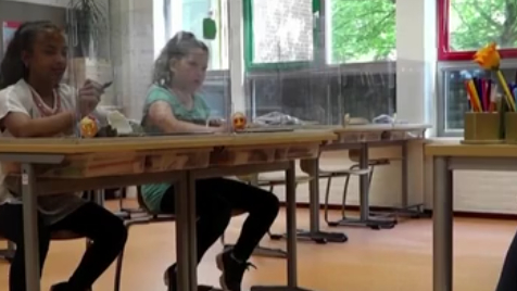 荷兰：小学生将复课 课桌装防护盾