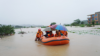 洪水圍困村莊 消防員推著船來了