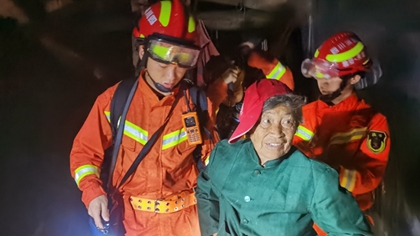 四川雅安暴雨 消防緊急轉移被困群眾