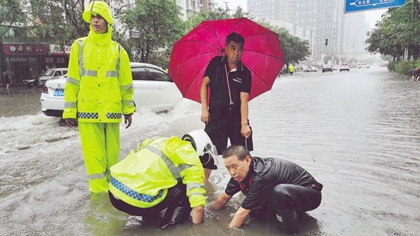 致敬！成都暴雨中&ldquo;乘風破浪&rdquo;的人