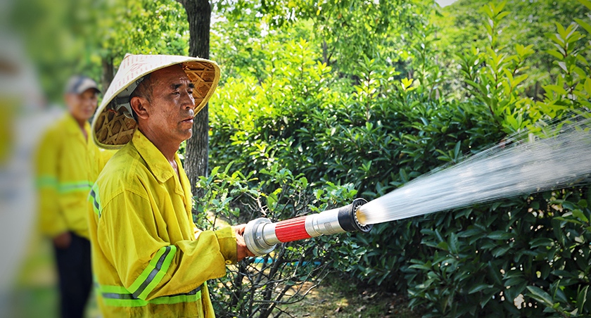 高溫下的勞動者|用汗水&ldquo;澆灌&rdquo;城市之美
