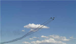 乘風破雲！新華社小姐姐帶你看大草原上的空中表演！