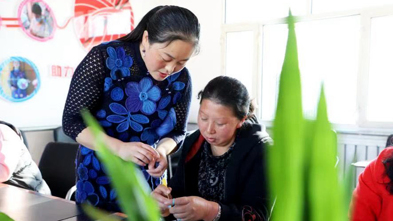 黑龙江黎明村：&ldquo;网红&rdquo;明鸽与姐妹们巧手编织好日子