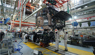 经济新观察|探秘一汽解放重卡生产线