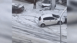 危险！道路结冰 土耳其多车打滑变“碰碰车”