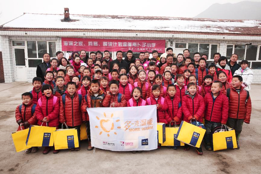 2015年12月1日凌晨五点，“多一克温暖”公益行动的捐赠团队从北京出发，驱车四个小时来到了150公里外的南卜子小学，这是河北赤城县14个村落里唯一的山村小学。青年演员杜淳也加入了这次温暖行动。