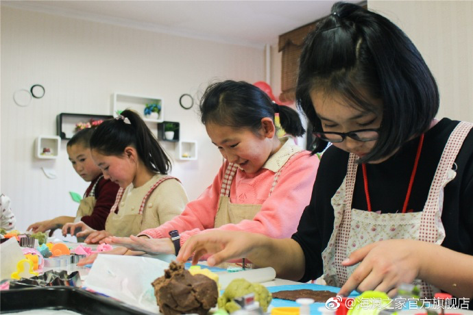 在北京，孩子们上了一节别开生面的厨艺课——手工DIY饼干。孩子们脑洞大开亲自上手，从制作到出炉不仅留下了喷香的饼干，还留下了珍贵的回忆。亲手做的饼干孩子们舍不得独享，成为了回程路上最重要的“伴手礼”