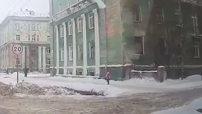 巨冰突降 俄羅斯女孩奇跡脫險