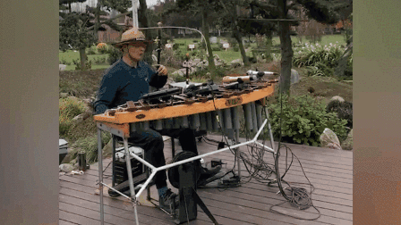 老者单人同时演奏十多种乐器 被称“鸡啄米乐队”