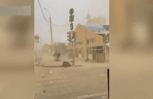 “沙墻”席卷而來 超強沙塵暴襲擊俄南部