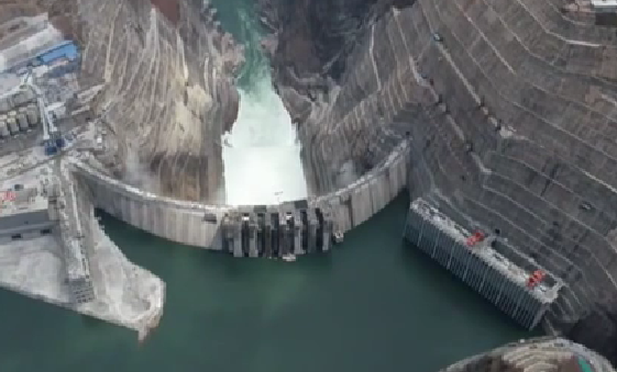 白鹤滩水电站大坝全线浇筑到顶