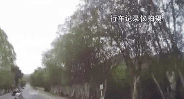 廣西環江：少年騎摩托“炫技”撞上小車彈飛30米