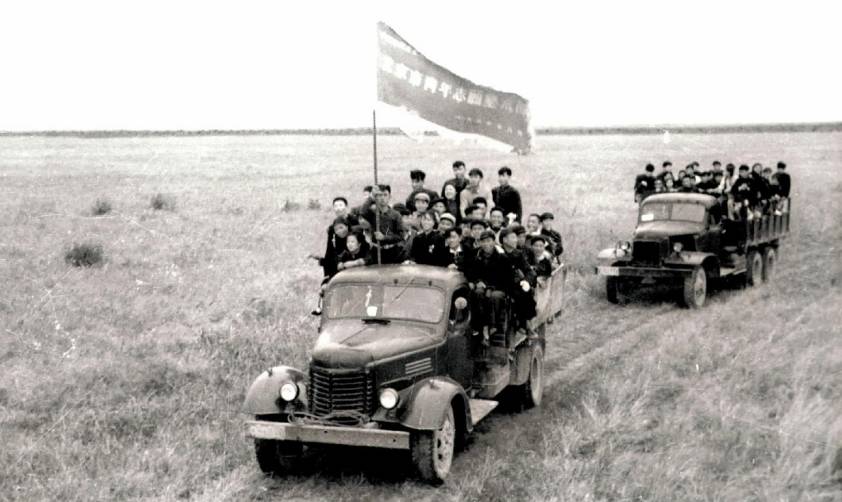 20世紀50年代初北京市64名青年組成志願墾荒隊向黑龍江省蘿北縣荒原進發。新華社稿
