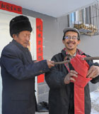 &ldquo;47元善行父子&rdquo;马江、马润林：47块2毛钱，彝良震后最小额的捐款之一。夹着钢镚儿的零钱不够富人一餐饭，但对拾荒父子马江、马润林来说，这笔&ldquo;巨款&rdquo;是最真诚的心意。