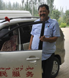 &ldquo;私车公用大叔&rdquo;艾尼瓦尔&bull;芒素：他是车河里一面流动的党旗。从2007年冬天开始，他自掏腰包，搭上成本数万元，用自家车免费接送老弱病残乘客上万人。