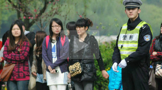 杭州最帅交警走红网络 婉拒女粉丝合影